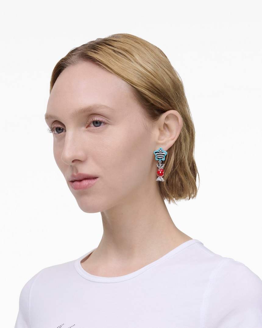 de oorbellen met stickerbedeltjes