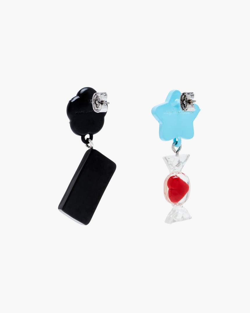 de oorbellen met stickerbedeltjes