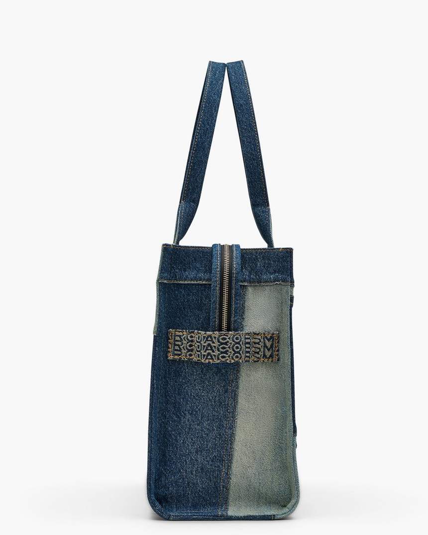 de grote draagtas van gedeconstrueerd denim