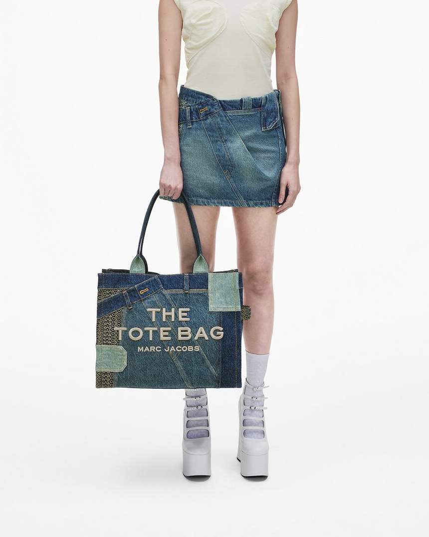 de grote draagtas van gedeconstrueerd denim